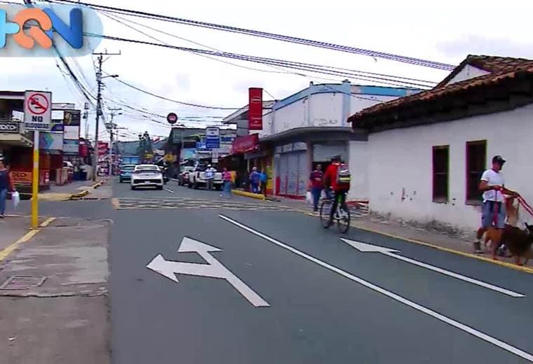 Desde locales centenarios hasta viviendas que cuentan historias con su fachada. Caminar por el centro de este cantón es toparse con casas coloridas del siglo pasado.