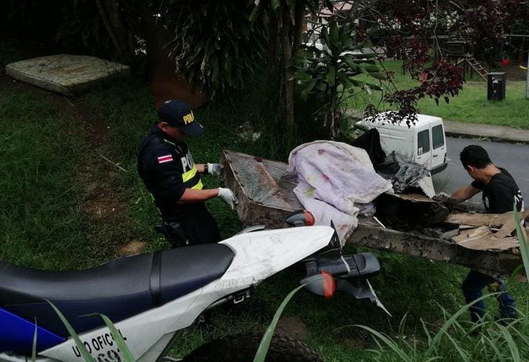 Vecinos, Municipalidad y Fuerza Pública de Curridabat limpian lotes baldíos contaminados