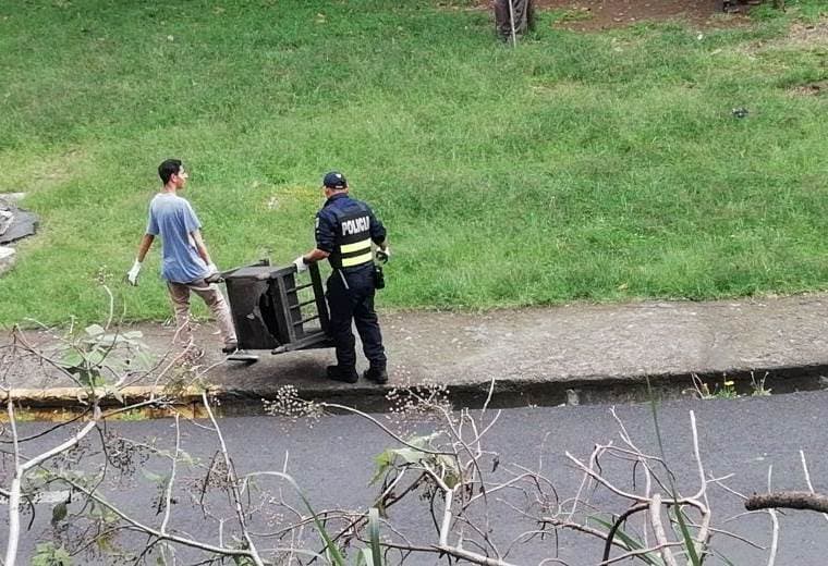 Vecinos, Municipalidad y Fuerza Pública de Curridabat limpian lotes baldíos contaminados