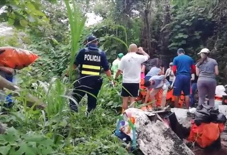 Vecinos, Municipalidad y Fuerza Pública de Curridabat limpian lotes baldíos contaminados
