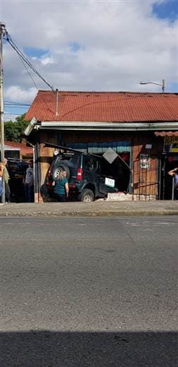 Vehículo se estrella contra bar en Paso Ancho