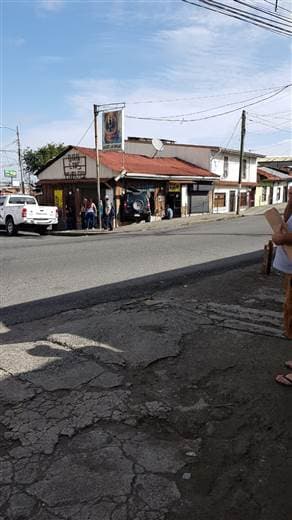 Vehículo se estrella contra bar en Paso Ancho