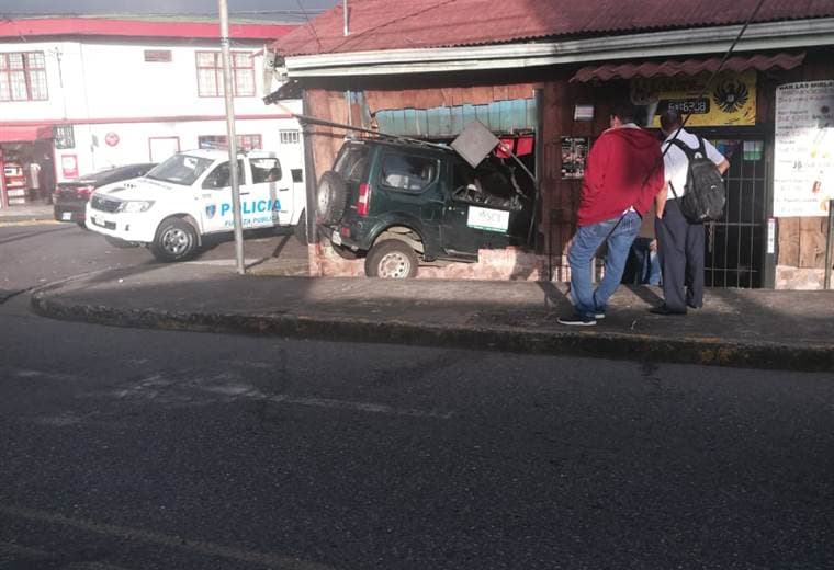 Vehículo se estrella contra bar en Paso Ancho