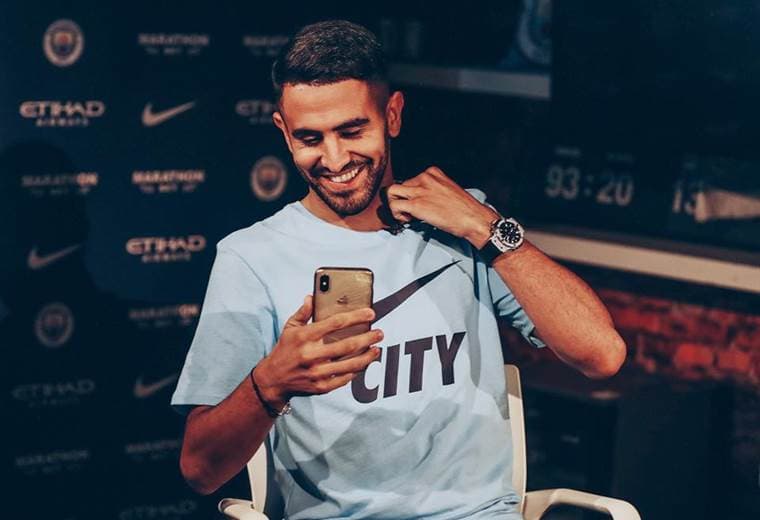 El internacional argelino Riyad Mahrez firmó con el Manchester City. 