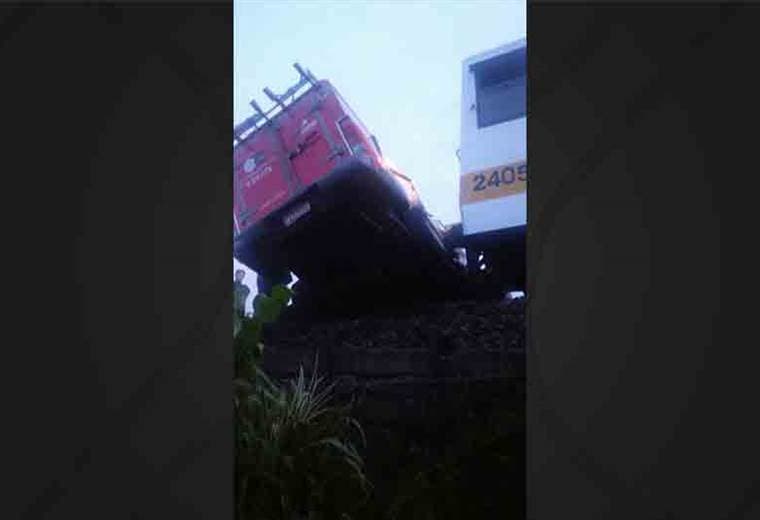 Hombre herido luego de que el vehículo en que viajaba fuera arrastrado por el tren en San Pedro