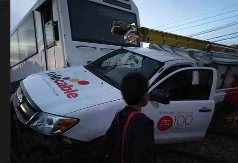 Hombre herido luego de que el vehículo en que viajaba fuera arrastrado por el tren en San Pedro