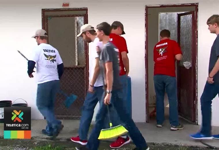 Estudiantes de EE.UU. vienen al país a pintar y remodelar delegaciones policiales y escuelas