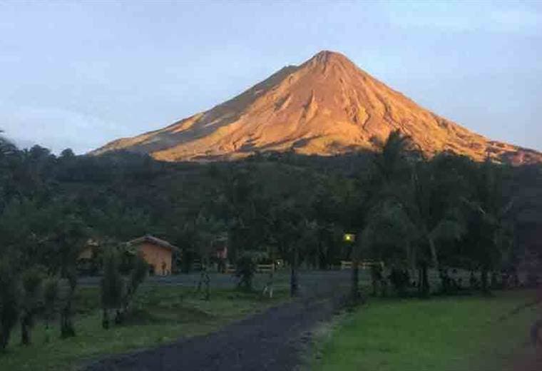 Cerros y volcanes de la Zona Norte se tiñeron de anaranjado