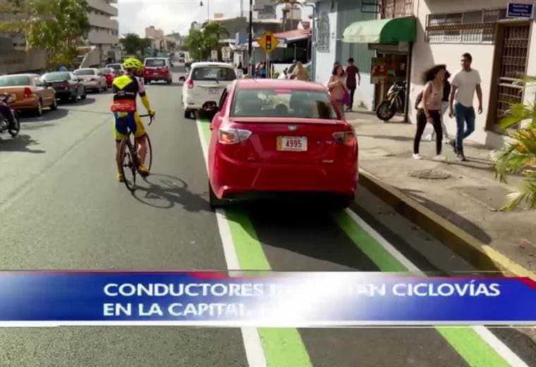 Cada mes la Policía Municipal sanciona a 300 conductores por estacionarse en las ciclovías