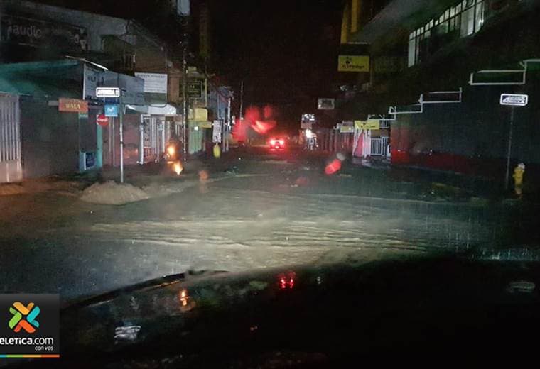 Cantón de Turrialba sin luz, con inundaciones y derrumbes en varios sectores tras intensa lluvia