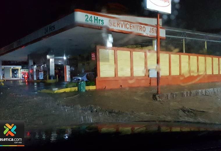 Cantón de Turrialba sin luz, con inundaciones y derrumbes en varios sectores tras intensa lluvia