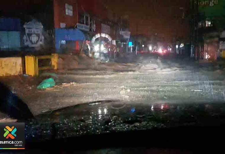 Cantón de Turrialba sin luz, con inundaciones y derrumbes en varios sectores tras intensa lluvia