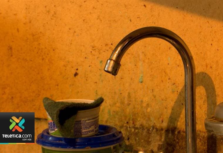 Vecinos de Desamparados dicen estar desesperados porque el agua les falta todos los días