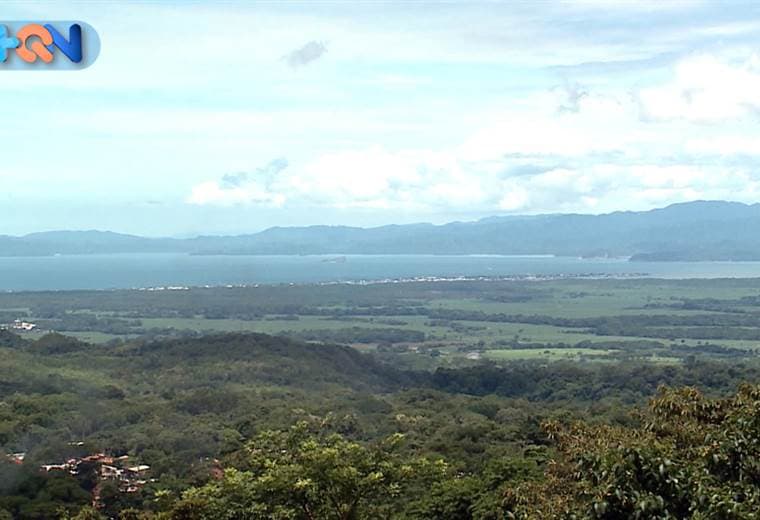 Por eso hicimos nuestro de Barrio en Barrio en uno de los lugares que mejor vista tiene al Mar. Aquí nos topamos a un señor quién toca la tradicional canción del Cantón, también a una señora muy reconocida por sus tamales y tortillas y José Ernesto terminó entalcado de tanto calor que hace en Miramar.    