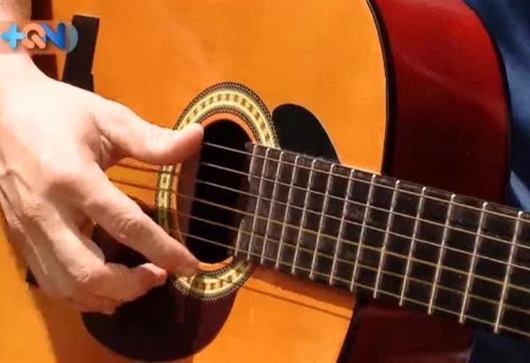 Por eso hicimos nuestro de Barrio en Barrio en uno de los lugares que mejor vista tiene al Mar. Aquí nos topamos a un señor quién toca la tradicional canción del Cantón, también a una señora muy reconocida por sus tamales y tortillas y José Ernesto terminó entalcado de tanto calor que hace en Miramar.