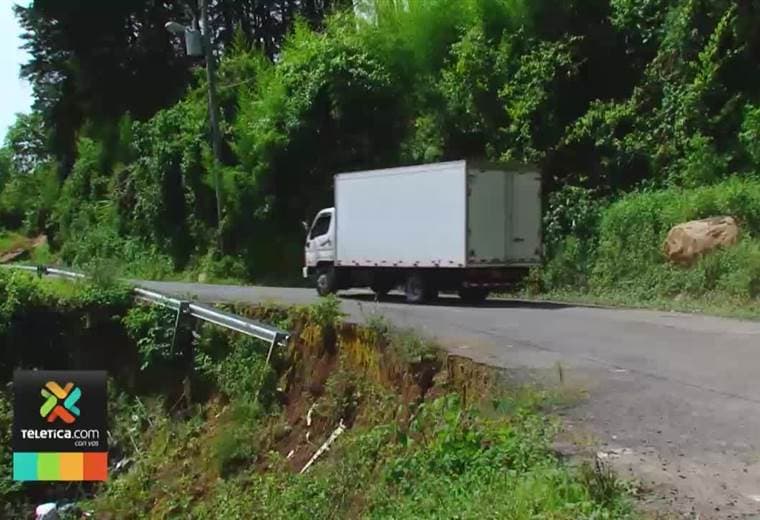 Conductores se arriesgan cada vez que pasan por la calle que comunica a Escazú con Alajuelita