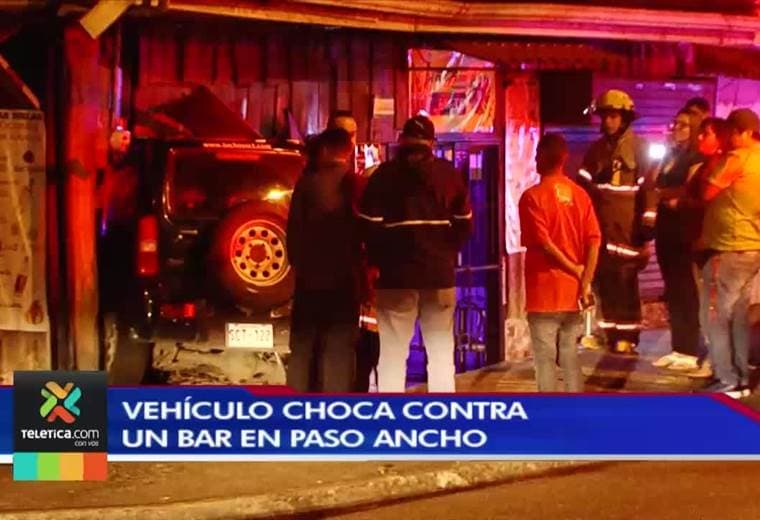 Chofer ebrio sale de bar, gira en U y se estrella con todo y carro dentro del bar en Paso Ancho