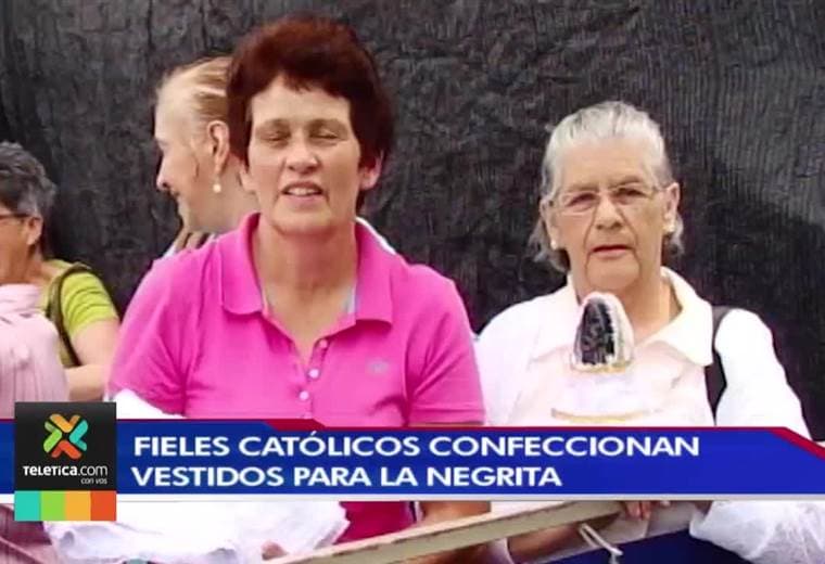 Fieles católicos confeccionan vestidos para la virgen de Los Ángeles