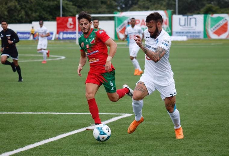 Hernán Fener del Cartaginés elude la marca de Andrés Vargas de Carmelita.|Prensa Cartaginés
