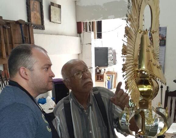 Fernando Soto (izq.) junto a su padre Antonio (q.d.D.g.) en uno de los trabajos con La Negrita.|Fernando Soto