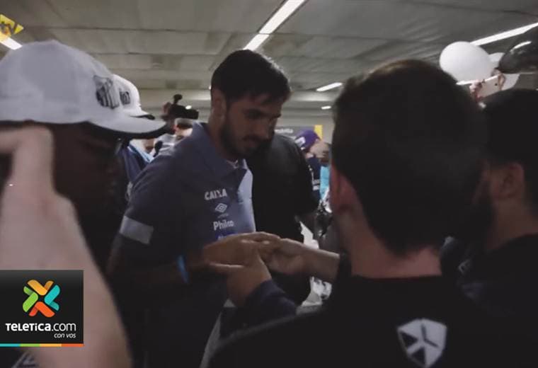 Bryan Ruiz fue recibido como toda una estrella en Brasil