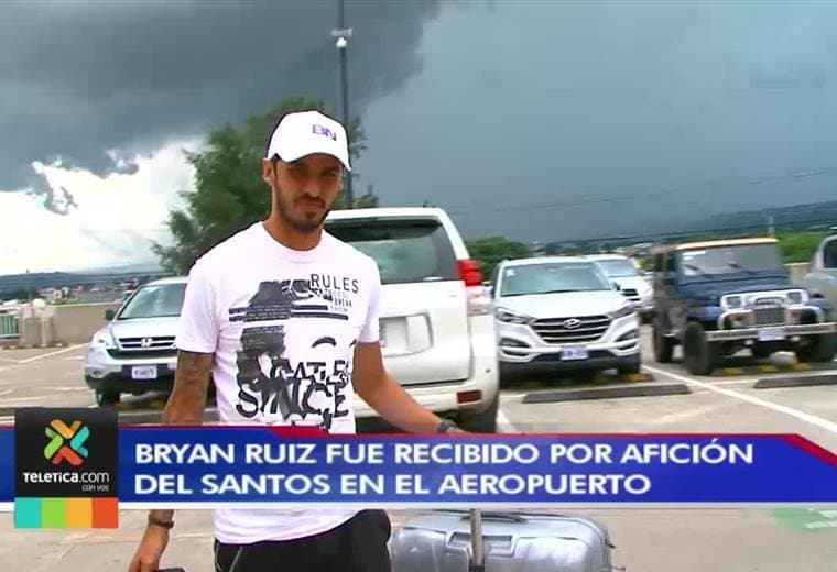 Bryan Ruiz fue recibido como toda una estrella en Brasil