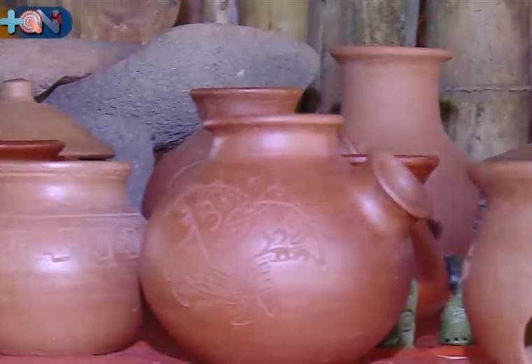 Aquí un nativo decidió enseñar sobre la cultura Chorotega a los turistas nacionales e internacionales. Levantó un rancho, típico de los antepasados, y da talleres sobre artesanías en barro. Además en su finca esconde un tesoro natural llamado la catarata “Chumbulum”. También cuenta con cabañas para que las personas puedan dormir en la zona. La experiencia incluye descansar en hamacas al aire libre. ¿Quiere ir? En el reportaje le damos todos los detalles.