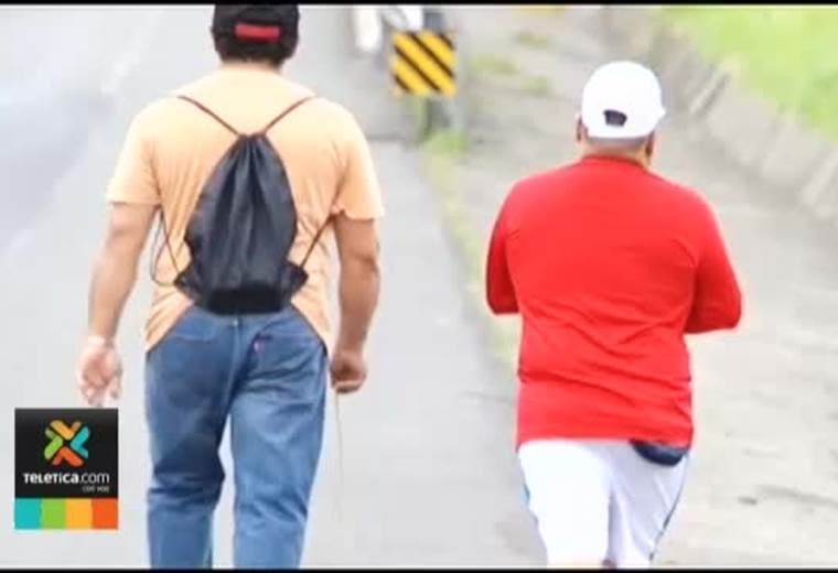 Caminar por rutas peligrosas y exhibir pertenencias son algunos errores comunes que cometen los romeros durante su recorrido.