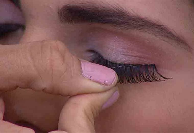 Le mostramos cómo colocarse pestañas postizas magnéticas