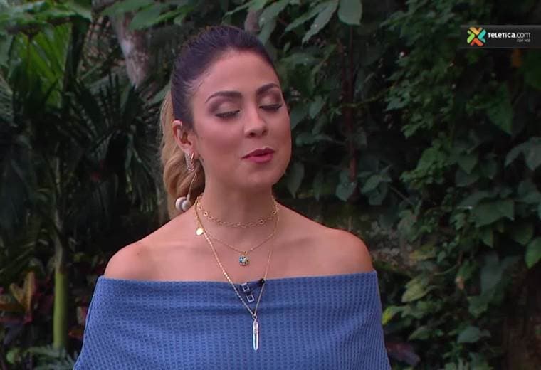 Le mostramos cómo colocarse pestañas postizas magnéticas