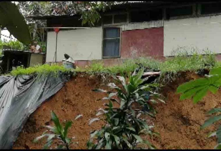 Deslizamiento preocupa a vecinos de un barrio en Palmar Sur de Osa