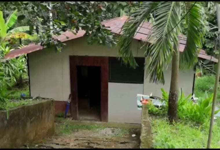 Deslizamiento preocupa a vecinos de un barrio en Palmar Sur de Osa