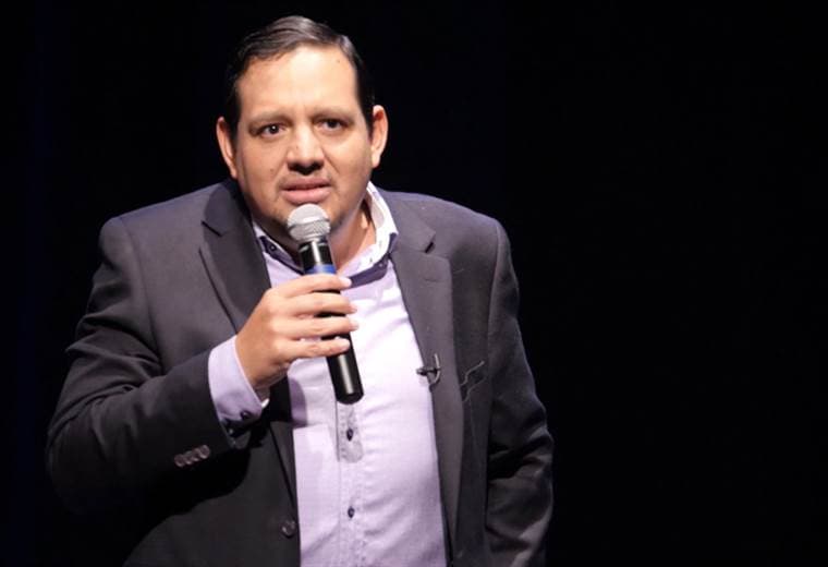 Buscando nuevos retos el integrante de La media Docena, Daniel Moreno se animó a montar su propio monólogo, un stand up titulado “No me digas señor”.     El show tiene una duración de 2 horas aproximadamente y se basa en las situaciones y anécdotas de las personas que ya están en su edad madura, sin importar si son hombres o mujeres. Y aunque anteriormente ya había realizado este tipo de presentaciones, estas fueron mas cortas, y es la primera vez que se enfrenta a un stand up de esta duración.    