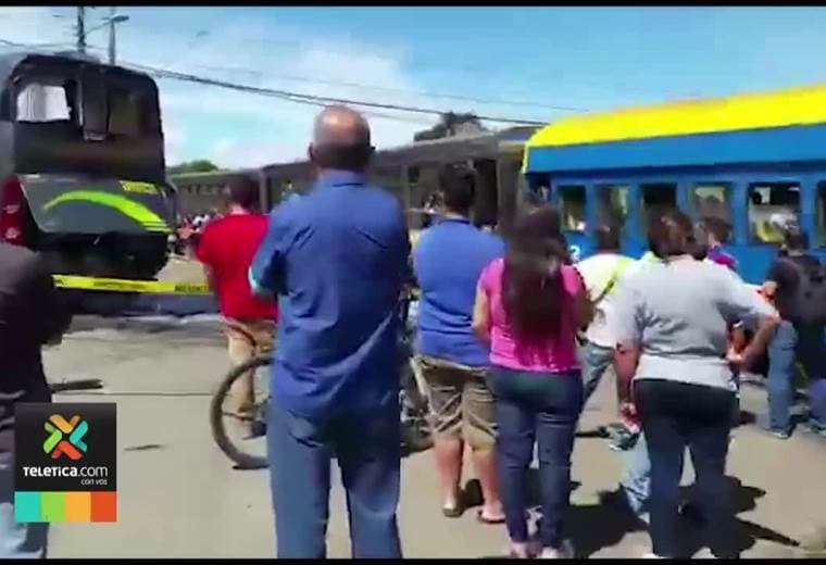 Bus colisiona contra el tren y 9 personas resultan heridas en Cartago