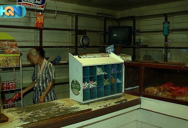  ¿Se acuerda comprar dulces o el diario en una pulpería de madera con jarras y estantes viejitos?    Pues en Naranjo hay una que se niega a desaparecer. Supera los 50 años. 