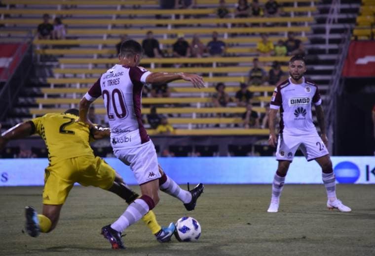 Mariano Torres y David Ramírez, jugadores del Deportivo Saprissa. 