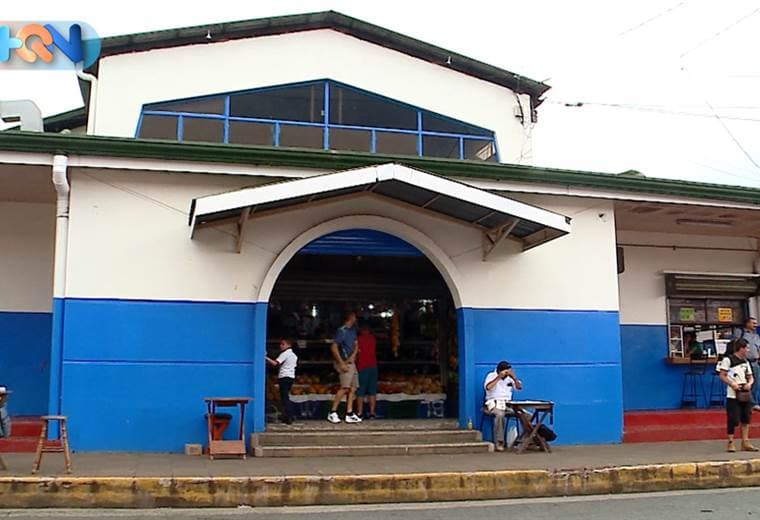  Nos fuimos a la soda los Turrialbeños, donde se deleita y se ríe al mismo tiempo.   Los dueños son todos unos personajes, y por eso la gente disfruta visitarlos a diario. 