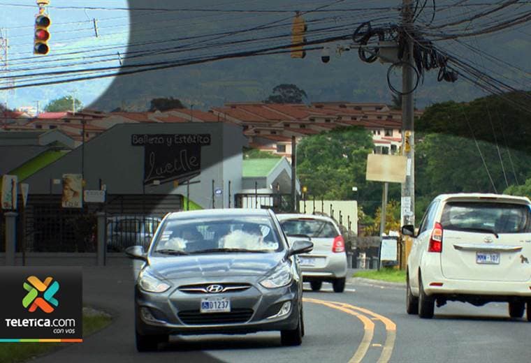 Para algunos choferes la luz amarilla del semáforo es sinónimo de "acelerar" y no de bajar velocidad