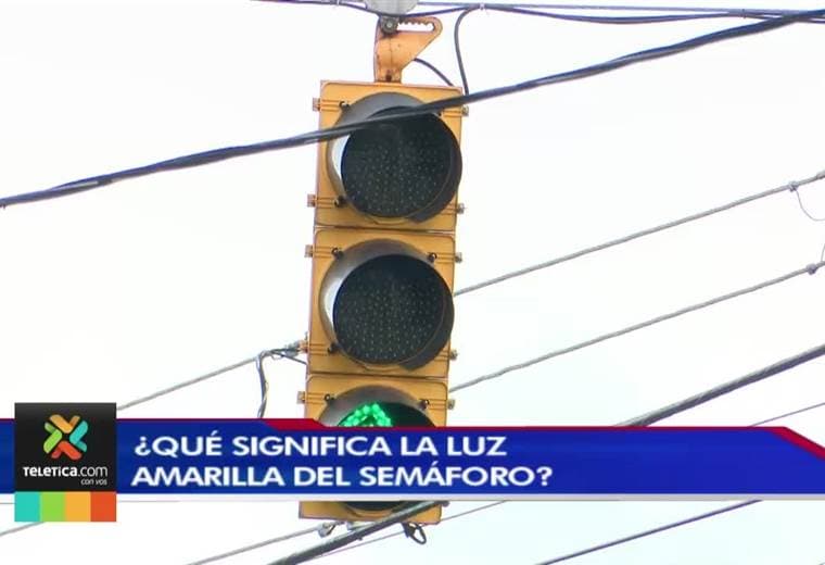 Para algunos choferes la luz amarilla del semáforo es sinónimo de "acelerar" y no de bajar velocidad