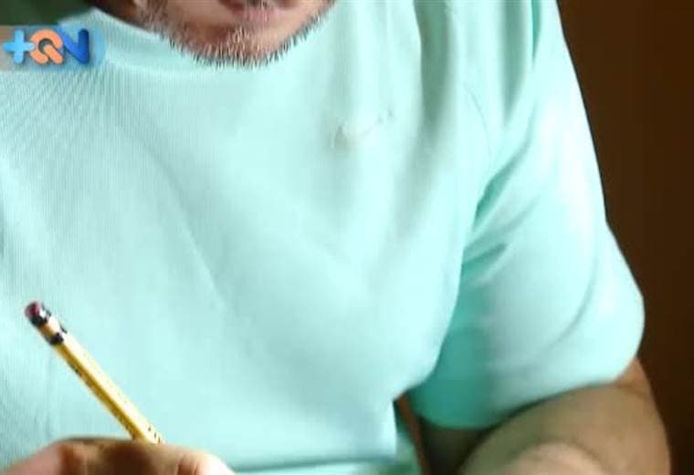 n la comunidad de Desamparados de San Mateo, encontramos a don Ronny Bermúdez trabajando en la pasión que lo motiva cada día a dar su máximo esfuerzo.   Empezó a pintar a los 15 años y ya acumula 35 de trabajo como artesano.  Él es el responsable de crear el trueque que enviaremos a Buenos Aires de Puntarenas.