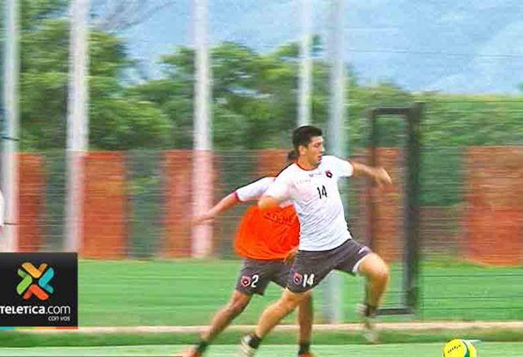 Alajuelense negociará con Pemberton y Meneses hasta el final del torneo