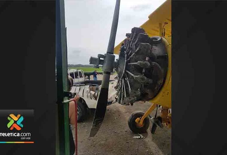 Avión fumigador golpea pick up