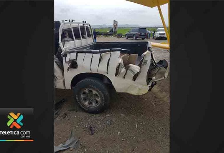 Avión fumigador golpea pick up