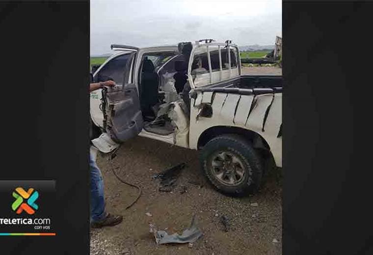 Avión fumigador golpea pick up