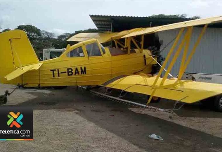 Avión fumigador golpea pick up