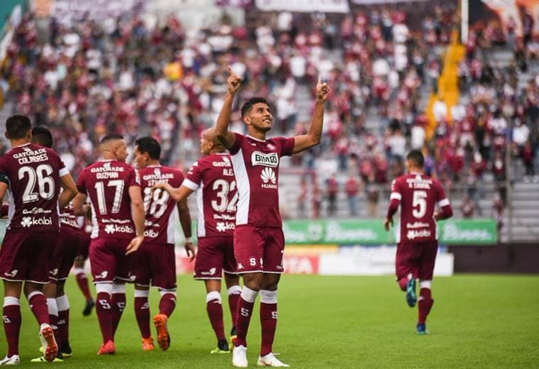 Johan Venegas celebra con la afición del Ricardo Saprissa.|Prensa Saprissa