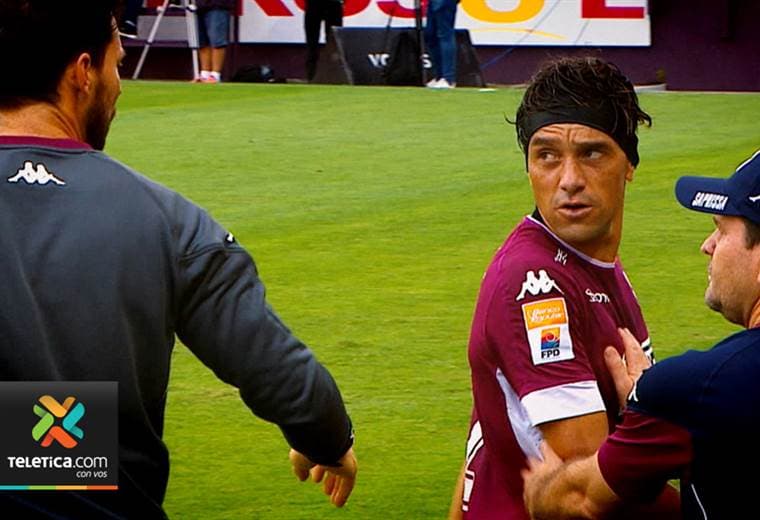 Christian Bolaños explicó su molestia tras salir sustituido en el duelo ante Herediano