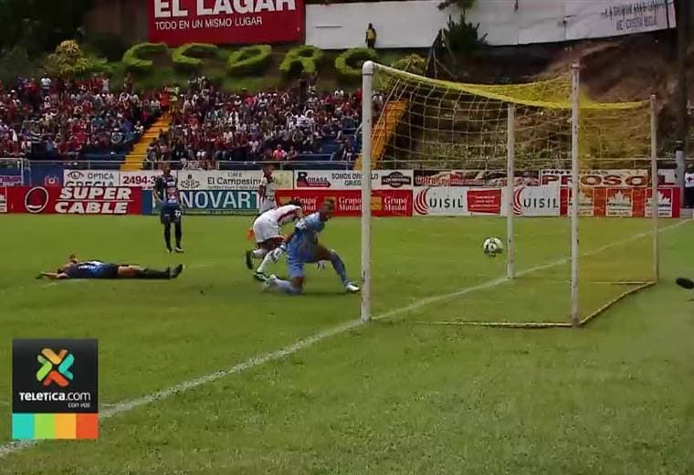 Problema muscular sigue atormentando a Roger Rojas