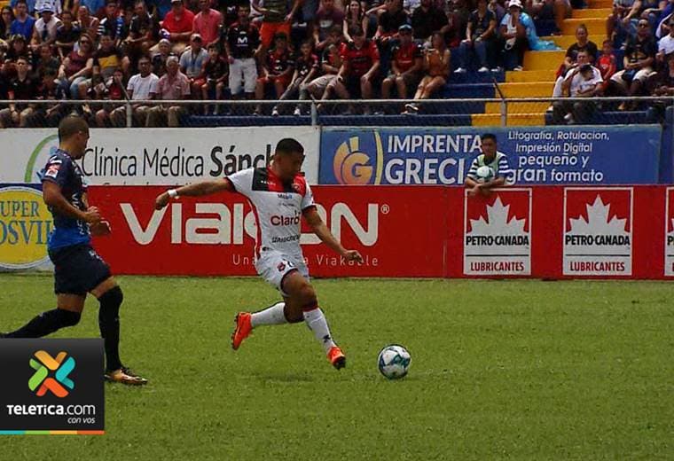 Problema muscular sigue atormentando a Roger Rojas