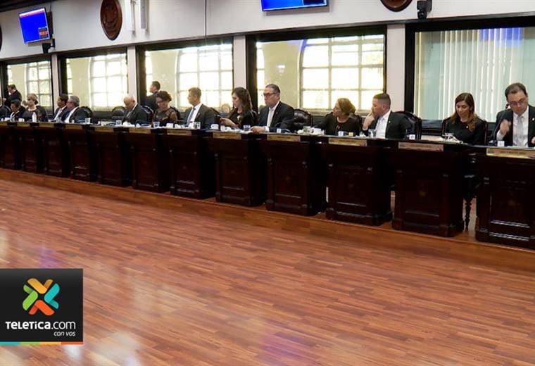 Diputados ‘bombardearon' con más de 900 mociones la reforma fiscal